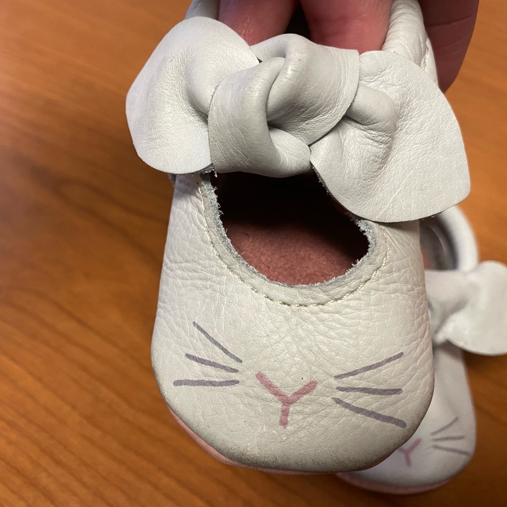 Bunny knotted bow mocc